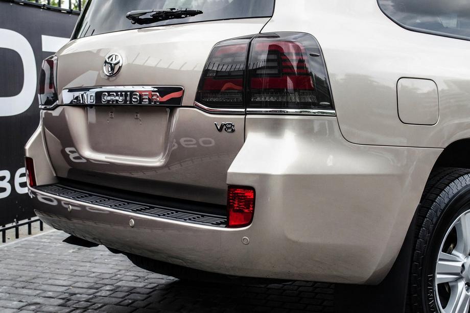Toyota Land Cruiser 200 2007–2021 Bakljus 2008-2015 (Sequential Red) Image