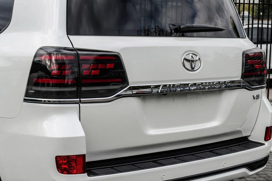Toyota Land Cruiser 200 2007–2021 Baklyktor 2016-2021 (Sequential Red Plus) Image