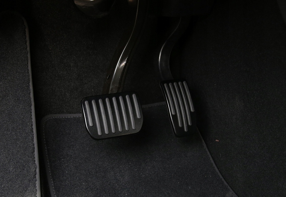 Varför behövs pedalöverdrag i bilen?