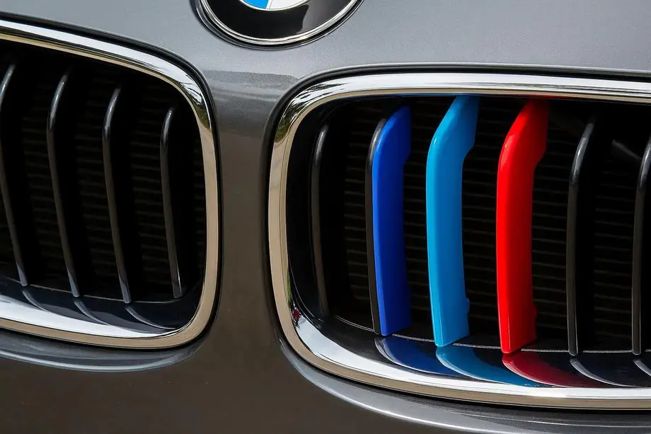 BMW 3-serien F30/F31 2012–2019 Grillister för 11-lamellig grill (3 st) Image