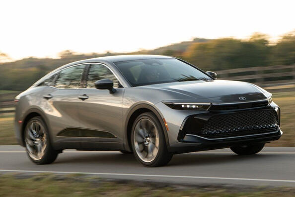 Recension av crossover-sedanen Toyota Crown