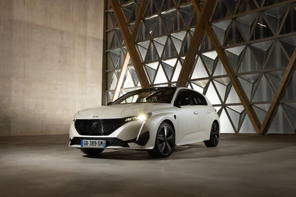 Test av den kompakta eldrivna halvkombin Peugeot e-308