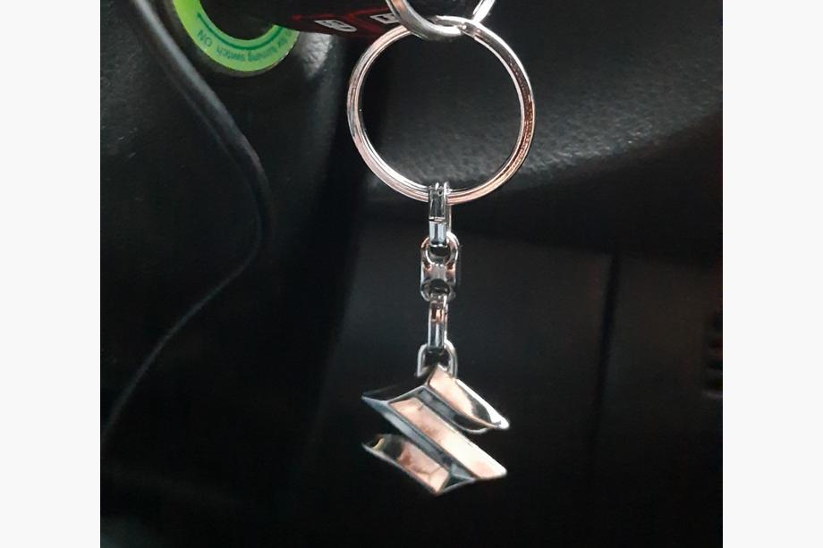 Suzuki Nyckelring i metall med Suzuki-logotyp Image