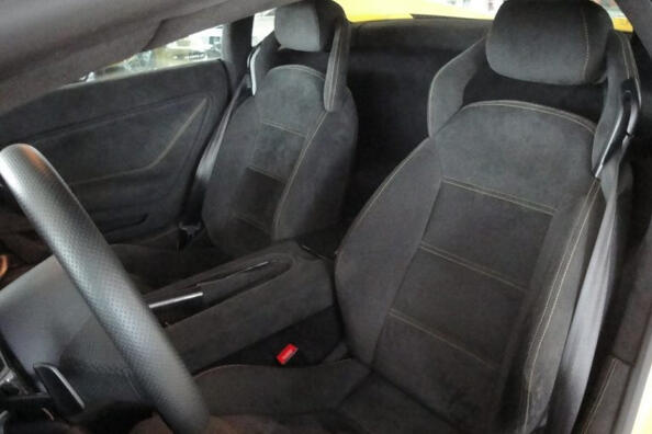 Så tar du hand om Alcantara-säten i bilen på rätt sätt