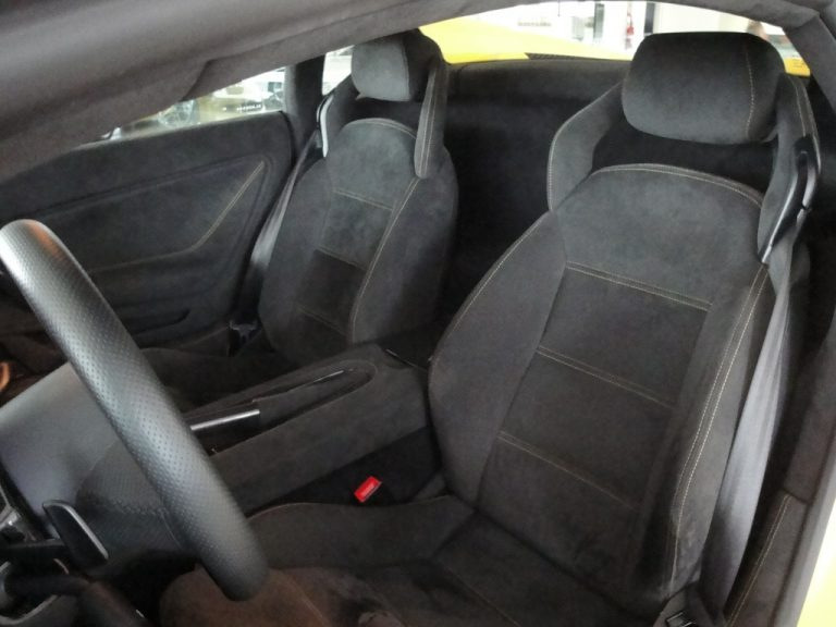 Så tar du hand om Alcantara-säten i bilen på rätt sätt
