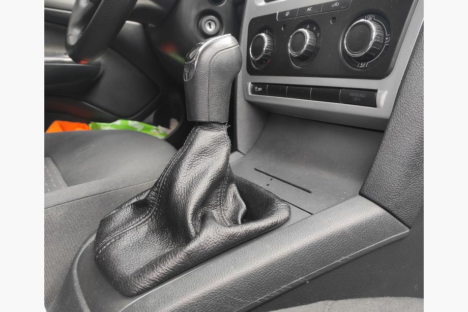 Skoda Octavia II A5 2010–2013 Läderdamask för växelspak Image