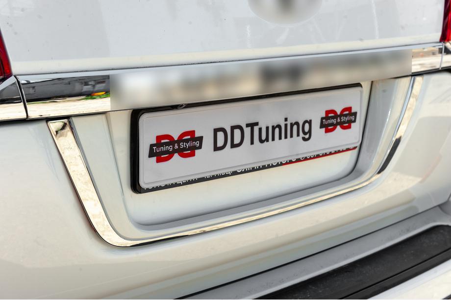 Toyota Land Cruiser 200 2007–2021 OEM list ovanför registreringsskylt (2016+) Image