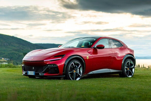 Test av den sportiga fyrhjulsdrivna crossovern Ferrari Purosangue