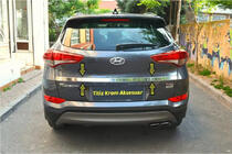 Hyundai Tucson TL 2016–2021 B-sortering List ovanför registreringsskylten (2015–2018, övre, bred, rostfritt stål) foto 2