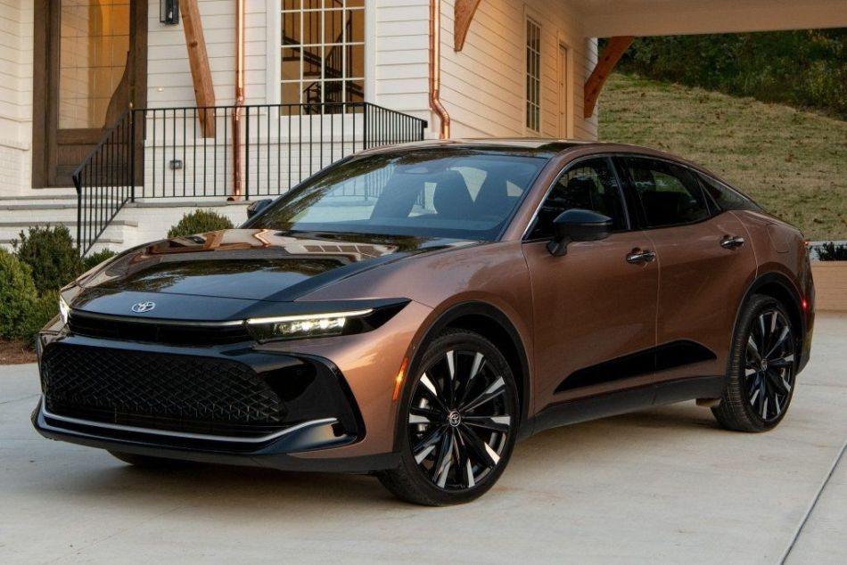 Test av cross-sedanen Toyota Crown
