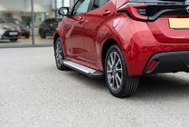 Toyota Yaris/Yaris Cross (XP210) 2020– Sidosteg Allmond Grey (2 st, aluminium) foto 1