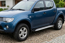 Mitsubishi L200 2006–2015 Sidosteg Shining V1 (2 st, aluminium) foto 1