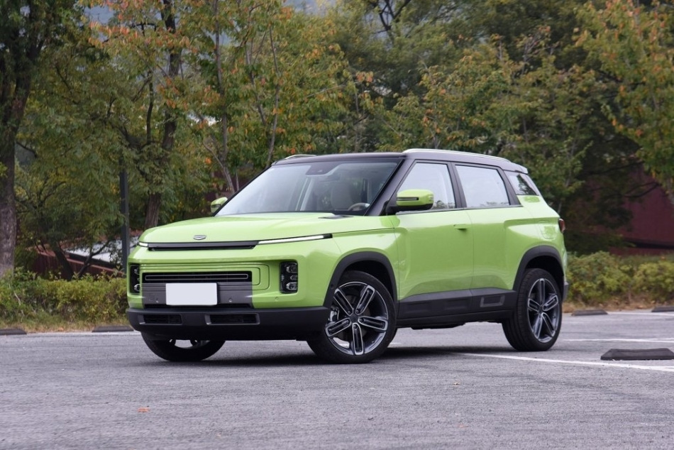 Geely ICON: stilren och tekniskt avancerad hybridcrossover