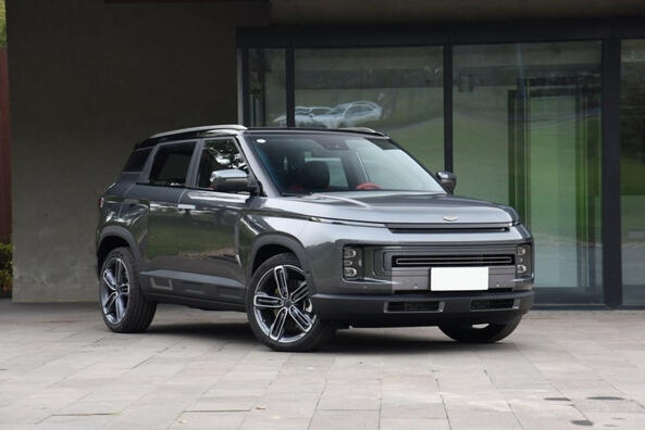 Geely ICON: stilren och tekniskt avancerad hybridcrossover