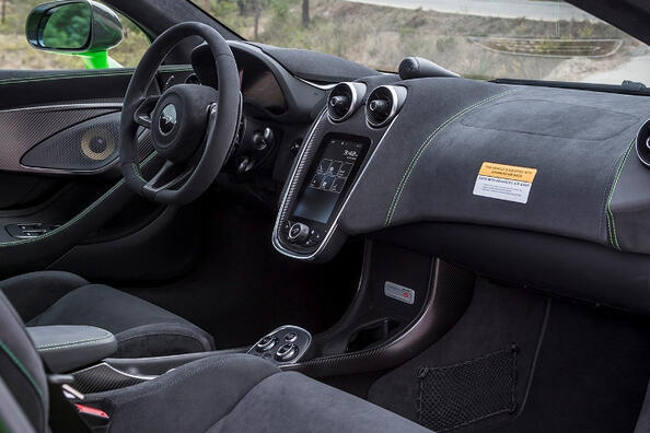 Alcantara eller konstläder: vad ska du välja till bilens kupé?