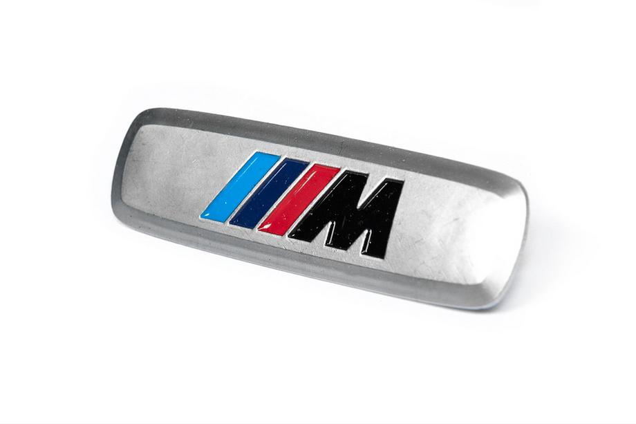 BMW Aluminiumemblem för bilmattor (1 st, M Series) Foto 2