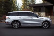 Lincoln Aviator: lyxig amerikansk SUV foto 3