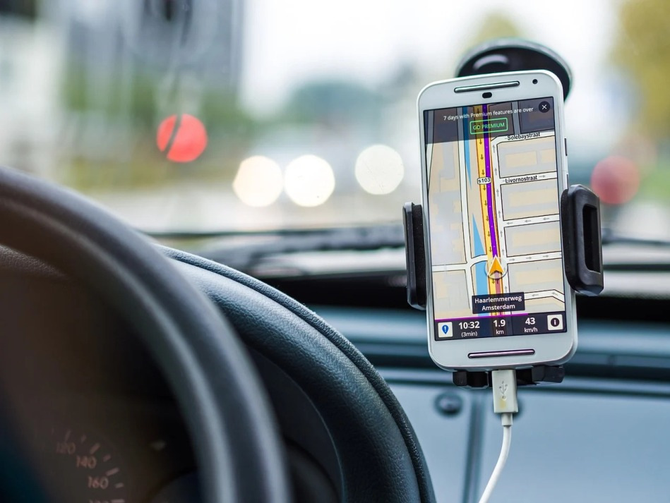 Mobilappar för bilister: oumbärliga hjälpredor på vägen