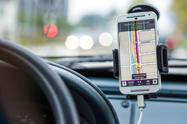 Mobilappar för bilister: oumbärliga hjälpredor på vägen