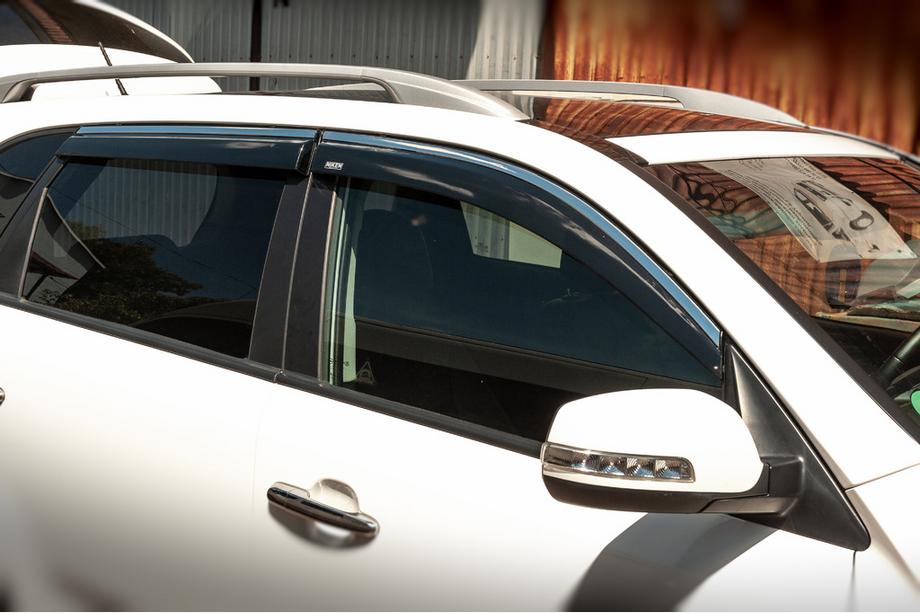 Kia Sorento II XM 2009–2014 Vindavvisare med kromlist (4 st, Niken) Image