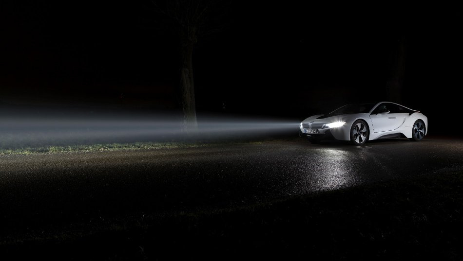 Laserljus i strålkastare: science fiction eller bilarnas framtid?