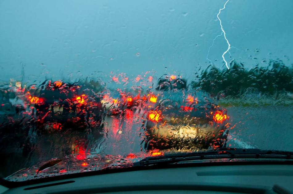 Om ett åskoväder överraskar dig i bilen: vad gör du?
