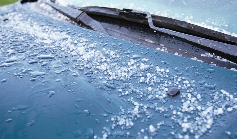 Vad gör du om bilen har träffats av hagel?