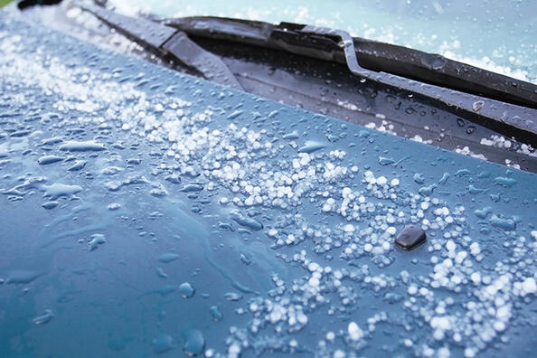 Vad gör du om bilen har träffats av hagel?