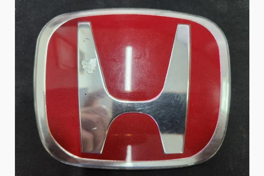 Honda Emblem (röd, självhäftande) Utförsäljning 113 mm till 93 mm (avstånd mellan fästen 50 mm) Image