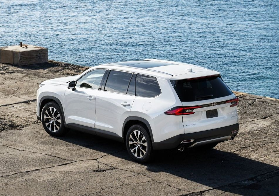 Test av den stora crossovern Toyota Grand Highlander
