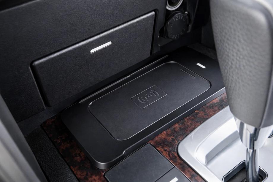 Toyota Land Cruiser 200 2007–2021 Sats för trådlös telefonladdning (2007-2015) Image