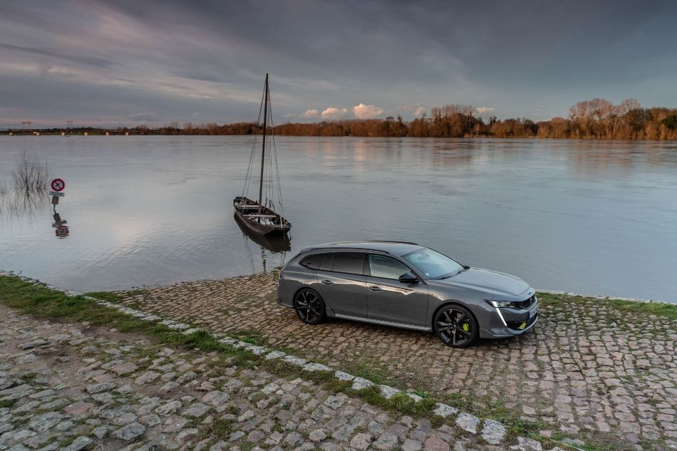 Test av 360-hästars hybridkombi Peugeot 508 SW PSE
