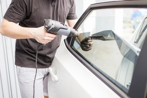 Trött på toning? Ta bort gammal toningsfilm från bilen själv