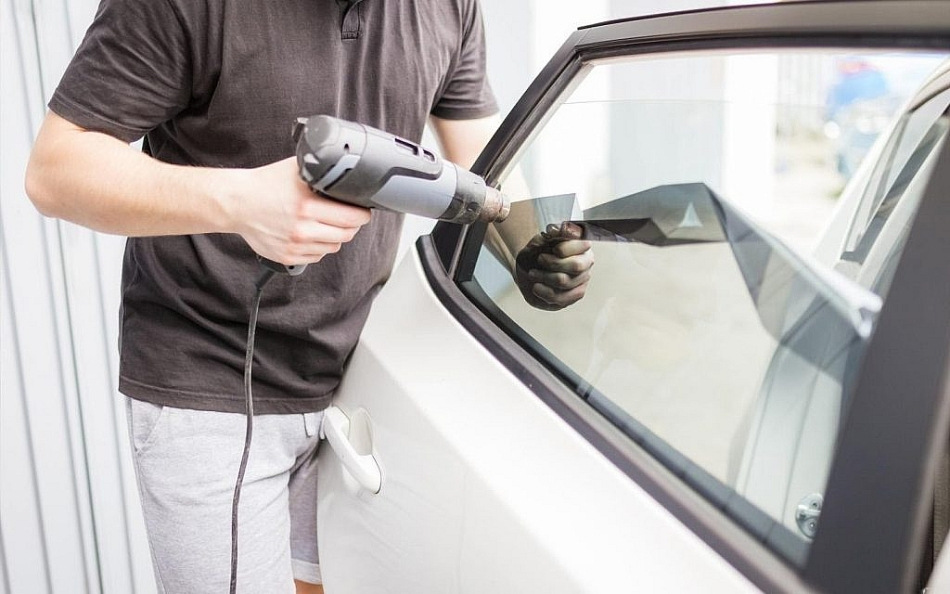 Trött på toning? Ta bort gammal toningsfilm från bilen själv