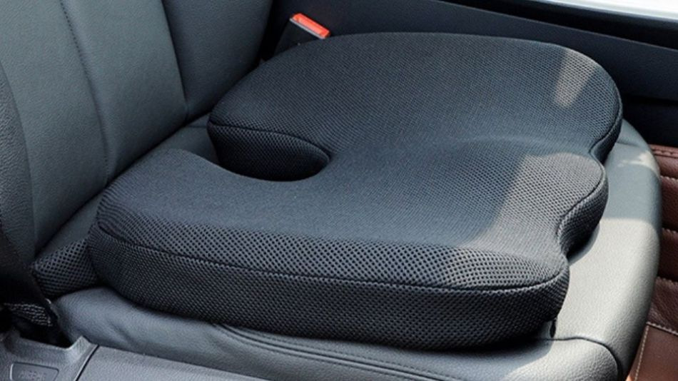 Så väljer du en ortopedisk sittdyna till bilen