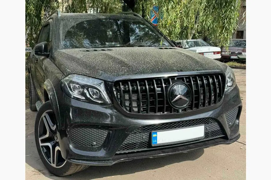Mercedes GL/GLS-klass X166 2012–2019 Främre emblem under glas, svart ram A0008880111 (för GLS) Image