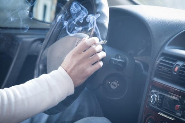 Så får du bort cigarettlukt i bilen