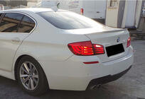 BMW 5-serien F10/F11 2010–2016 MP-Style bakspoiler (för F10, blanksvart) foto 3