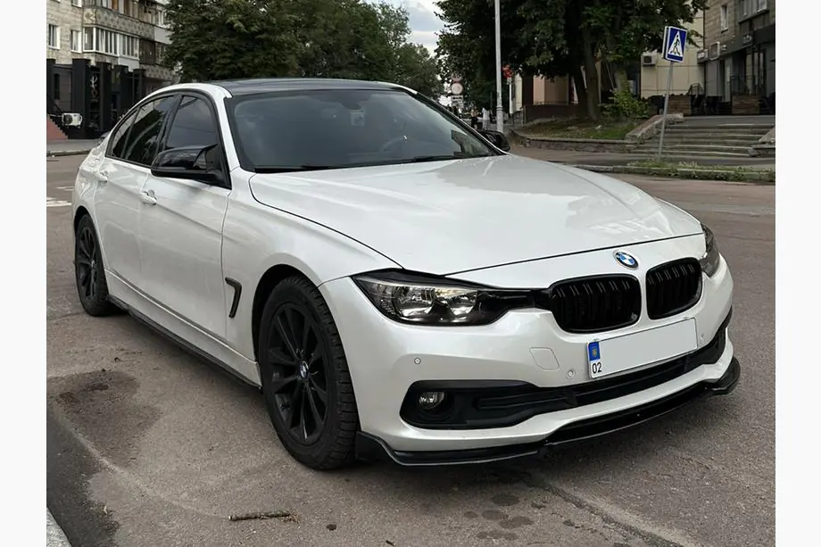 BMW 3-serien F30/F31 2012–2019 DPT Lip frontläpp till stötfångare för standardutförande (2015-2018, blanksvart) Image