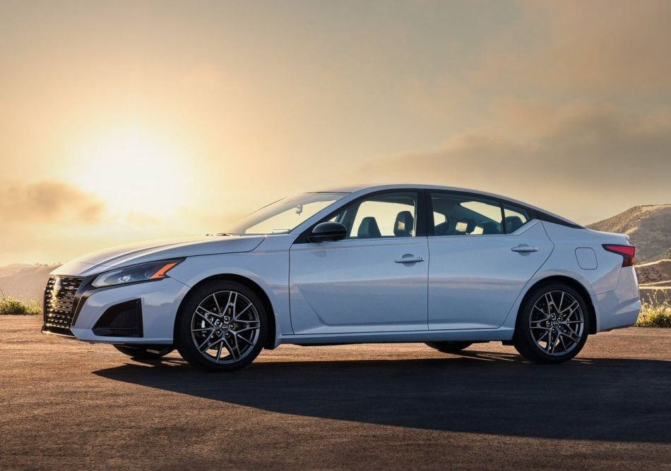 Nissan Altima: uppdaterad sedan för bekväm körning