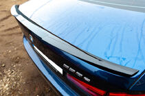 BMW 5-serien G30/G31 2017–2023 Spoiler M4-Style (svart högglans) foto 3