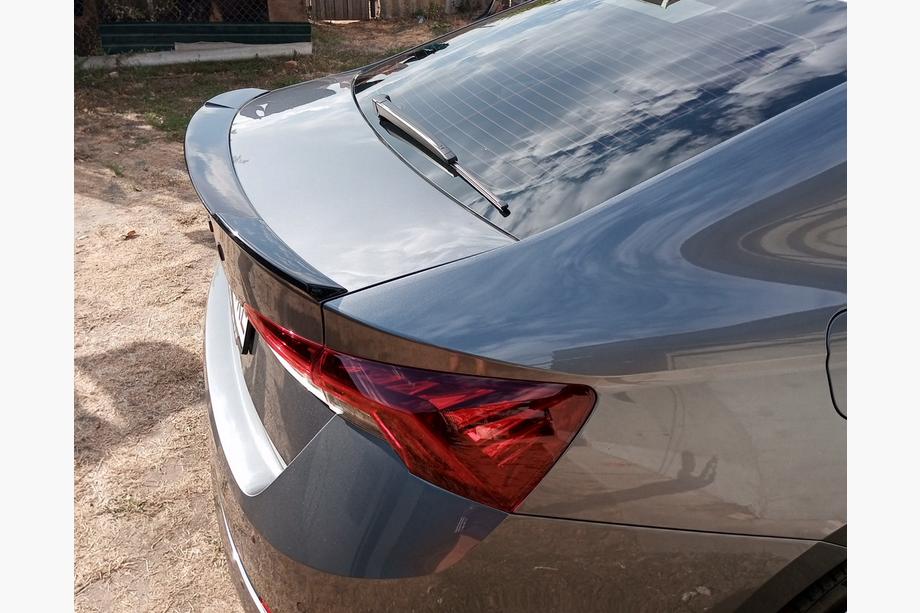 Skoda Octavia IV A8 2020– DPT spoiler (svart högglans) Foto 4