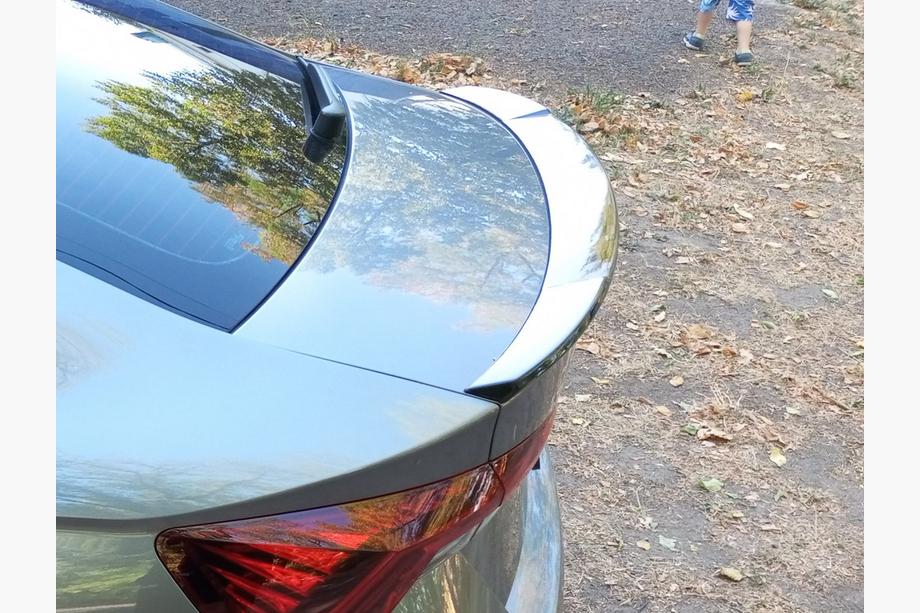 Skoda Octavia IV A8 2020– DPT spoiler (svart högglans) Foto 8