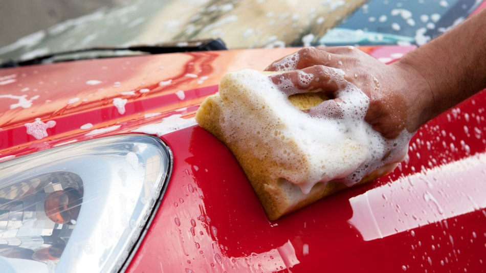 Vad är bäst att tvätta bilen med: borste eller svamp?