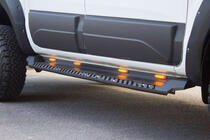 Mitsubishi L200 2015–2024 Dakar V1 sidosteg med LED (2019+, 2 st, metall) foto 4