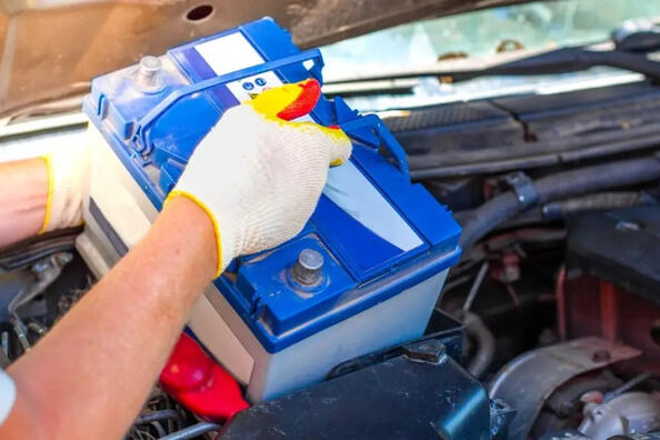 Så tar du loss bilbatteriet på rätt sätt