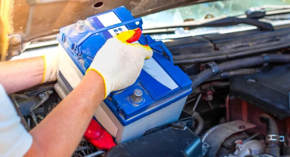 Så tar du loss bilbatteriet på rätt sätt
