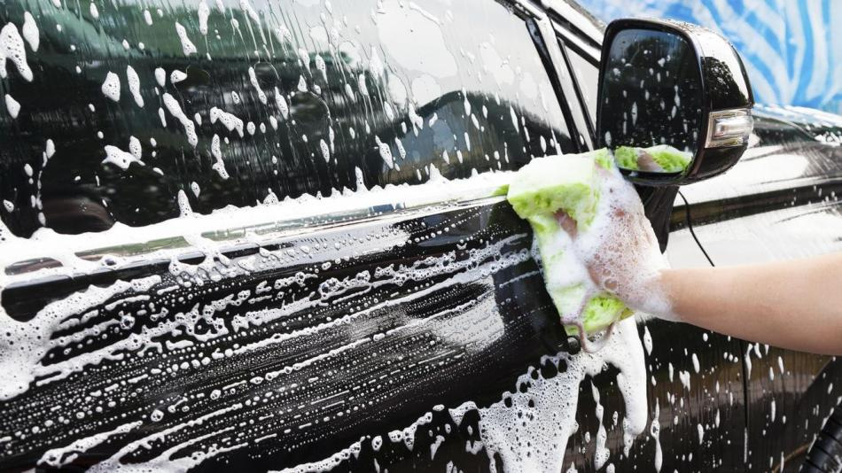 Kan man tvätta bilen med hushållsmedel?