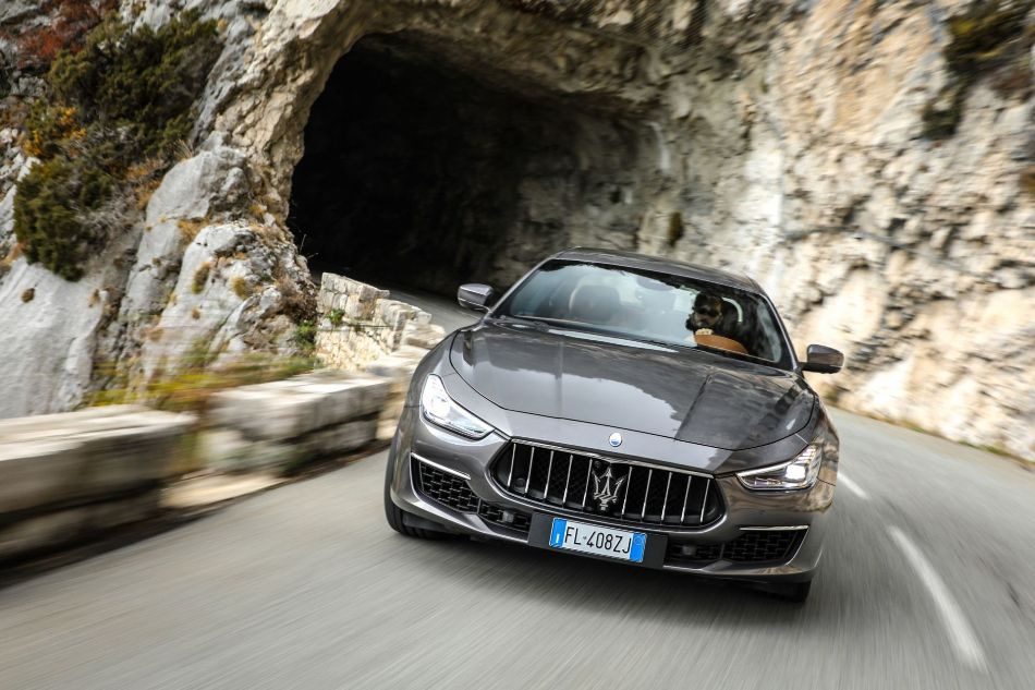 Test av den högpresterande italienska sedanen Maserati Ghibli