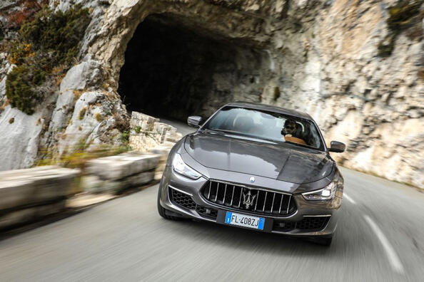 Test av den högpresterande italienska sedanen Maserati Ghibli